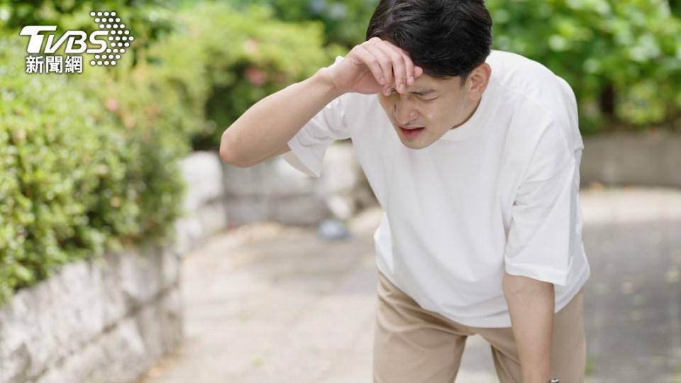 頭暈、頭痛是血管炎的症狀之一。（示意圖／shutterstock達志影像）