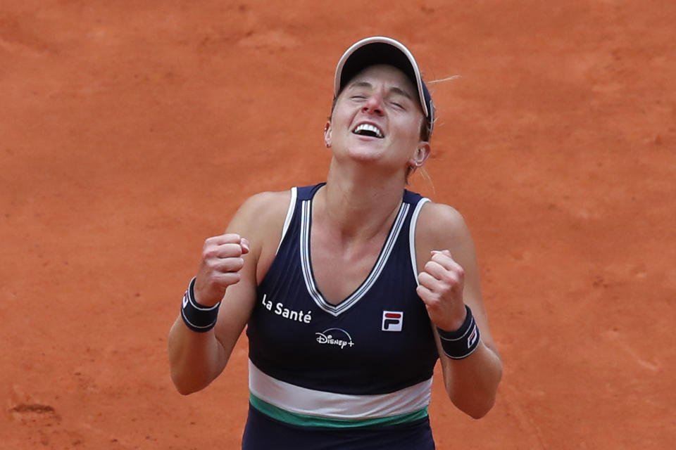 La argentina Nadia Podoroska suelta su raqueta al celebrar su victoria en los cuartos de final del Abierto de Francia al vencer a Elina Svitolina por 6-2, 6-4, el martes 6 de octubre de 2020, en París. (AP Foto/Michel Euler)