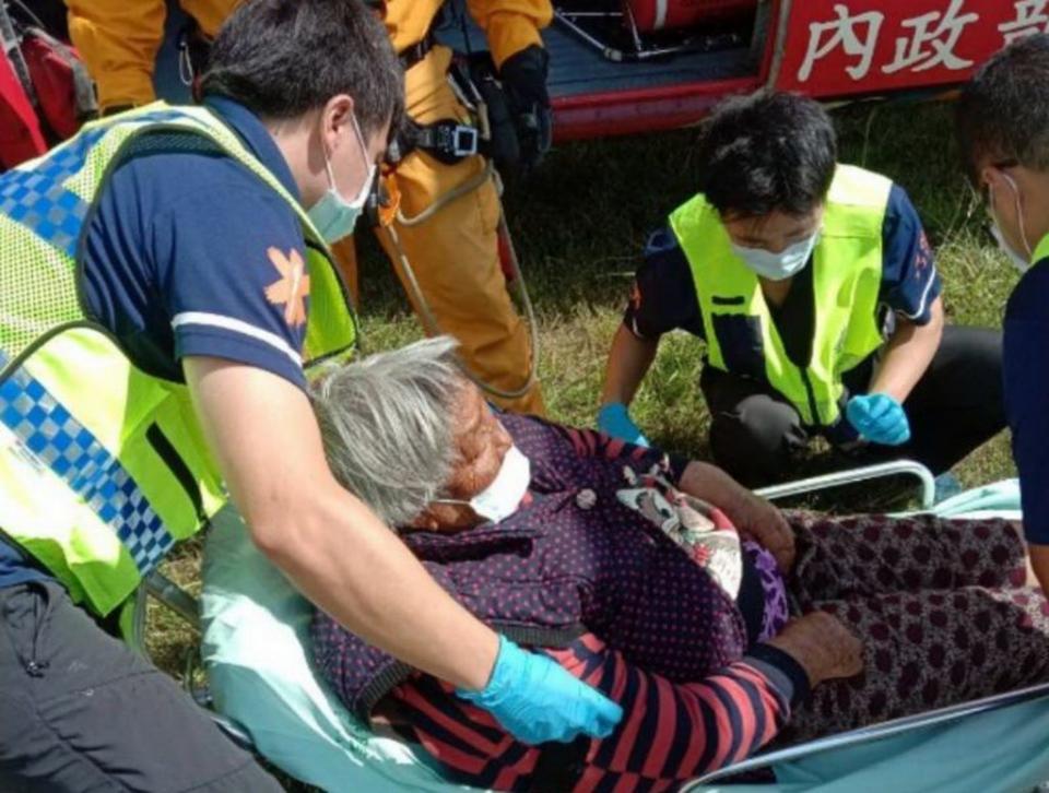 九十歲老婦人患有心臟病合併氣喘，昨日由空勤直升機護送下山就醫。（記者陳金龍翻攝）