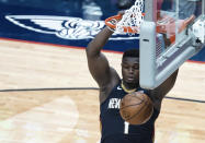 Zion Williamson, alero de los Pelicans de Nueva Orleáns, realiza una volcada ante los Wizards de Washington, el miércoles 27 de enero de 2021 (AP Foto/Derick Hingle)