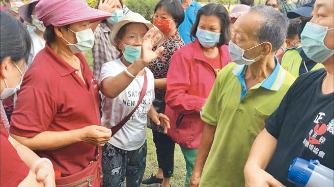 屏東縣高樹鄉駭人「挖眼案」引眾怒，新南村民30日在網路紅人徐奕的帶領下，臨時動員1台遊覽車到屏東衛生局陳情。（謝佳潾攝）