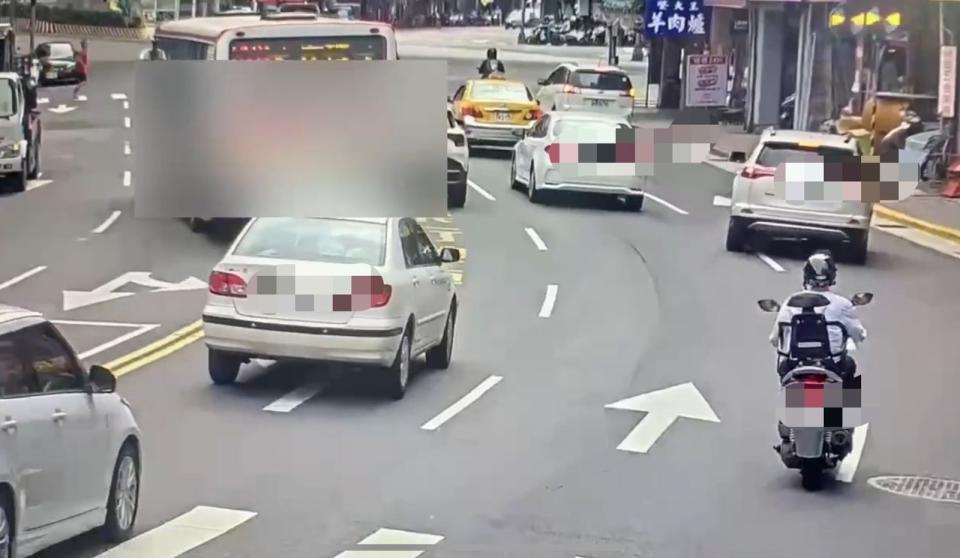 公車為了搶快跨越雙黃線駛進對向車道，逆向行駛。（翻攝畫面）