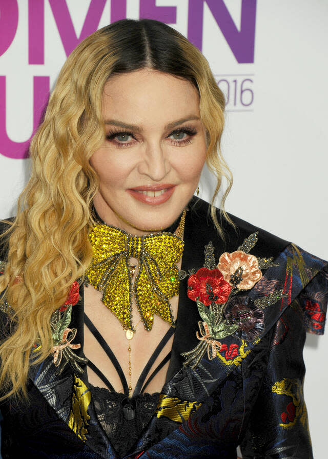 Madonnas Karriere hatte gerade begonnen, da war sie auch schon wieder zu Ende — das glaubte zumindest der Manager der Queen of Pop, als sein Schützling MTV Video Music Awards aus Versehen seinen Hintern entblößte. Das war damals noch ein richtiger Skandal, doch in Madonnas Fall einer…