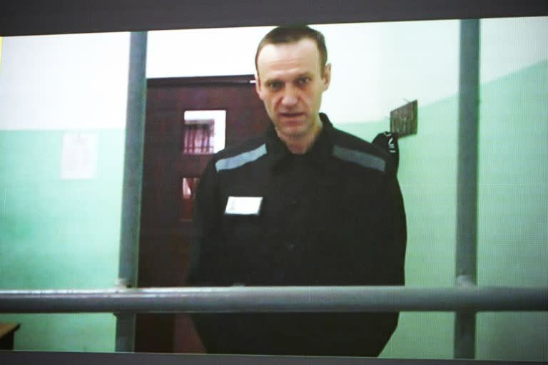 En esta imagen de archivo, el líder opositor ruso Alexei Navalny, visto en una pantalla durante su comparecencia por videoconferencia desde la colonia Melekhovo, en la región de Vladimir, en una vista en la Corte Suprema de Rusia, en Moscú, el 22 de junio de 2023.