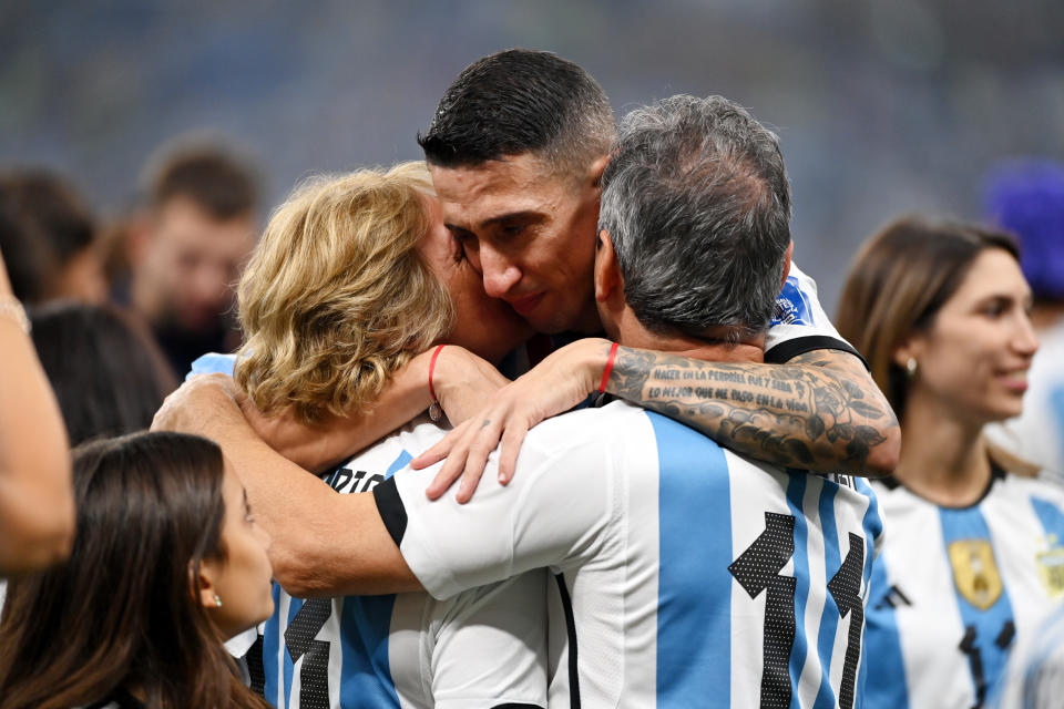 Ángel Di María celebra con sus padres ganar la Copa del Mundo.  Foto: Dan Mullen/Getty Images