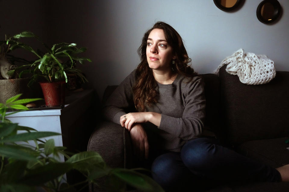 Kristen Carbone, una actriz de 34 años que ha enfrentado dificultades con su memoria y su atención desde la pandemia, en Nueva York, el 8 de noviembre de 2023. (Michelle V. Agins/The New York Times)
