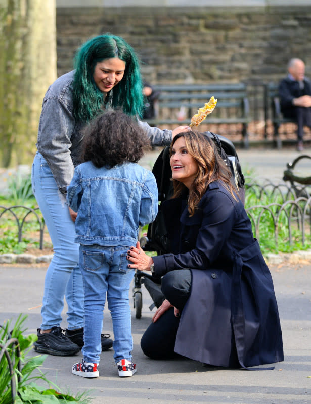 Mariska Hargitay is seen taking a break from filming 'Law and Order: SVU' help a child at the Fort Tryon Playground on April 10, 2024 in New York City.<p>Jose Perez/Bauer-Griffin/Getty Images</p>