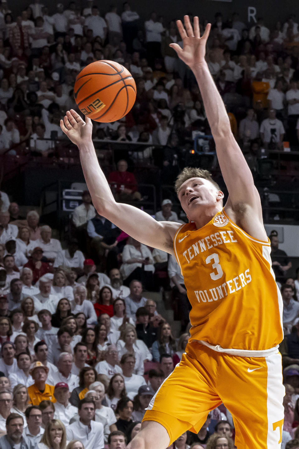 Tennessee guard Dalton Knecht (3) can't reach a rebound during the first half of an NCAA college basketball game against Alabama, Saturday, March 2, 2024, in Tuscaloosa, Ala. (AP Photo/Vasha Hunt)