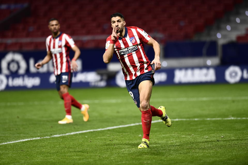 Luis Suárez celebra tras marcar un gol para el Atlético de Madrid en el empate 2-2 contra Celta de Vigo en el partido de la Liga española, el lunes 8 de febrero de 2021, en Madrid. (AP Foto/José Bretón)