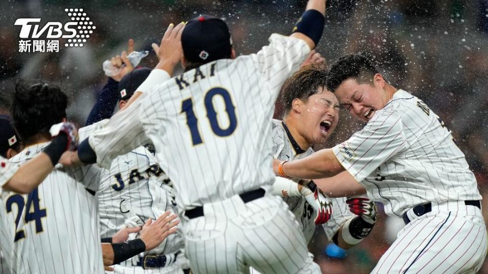 日本隊將勝利收入囊中，興奮的灑水慶祝。（圖／達志影像美聯社）