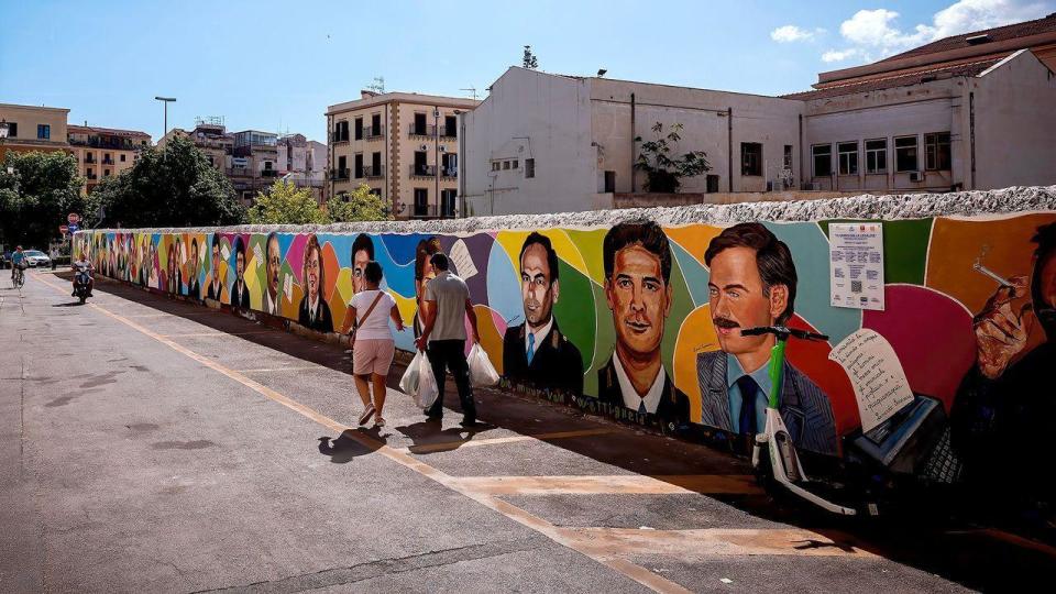 "El Muro de la Legalidad" en Palermo, con retratos de personas que murieron en la lucha contra la mafia.