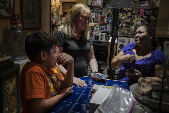 Mirna Hernandez Mendez and her son, Yosemar with Vonnette Monteith, center, in Louisville, Kentucky. Mirna does not speak English and Vonnette does not speak Spanish: they use Google Translate to communicate. (Photo: Fabio Bucciarelli for Yahoo News)