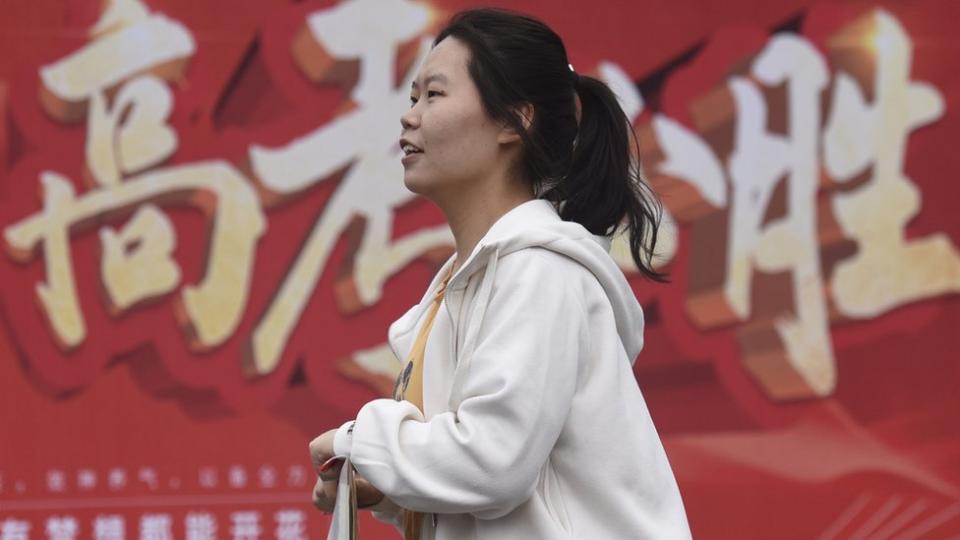 Students are walking into a test room outside Qingjiang Middle School College entrance examination site of the 2024 National College Entrance Examination in Huai&#039;an city, East China