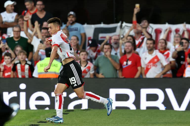 Claudio Echeverri empieza la celebración por su primer gol profesional en River; fue el 1-1 parcial ante Gimnasia