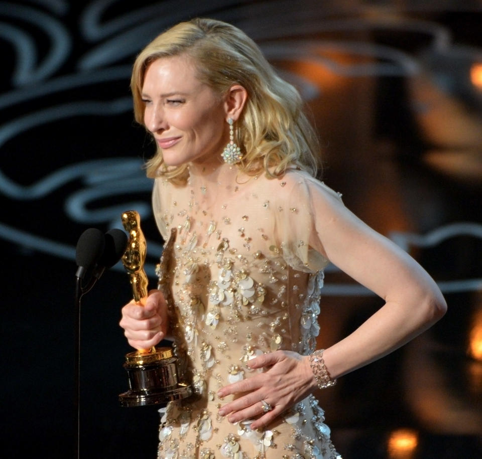 Cate Blanchett recibe el Oscar a la mejor actriz por "Blue Jasmine" en los Oscar en el Dolby Theatre el domingo 2 de marzo de 2014 en Los Angeles. (Foto John Shearer/Invision/AP)