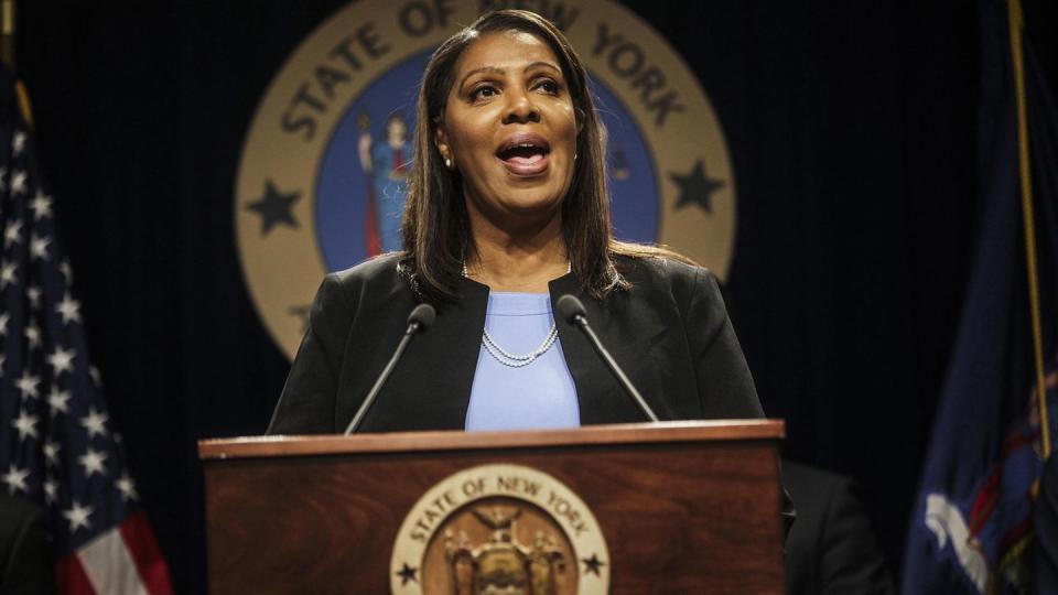 New Yorks Justizministerin Letitia James spricht auf einer Pressekonferenz. Im Rechtsstreit um süchtig machende Schmerzmittel haben vier große US-Pharmakonzerne einen milliardenschweren Vergleich angenommen.