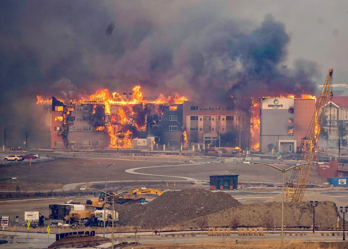 'Life-threatening' wildfires force evacuations for thousands of people near Boulder, Colorado