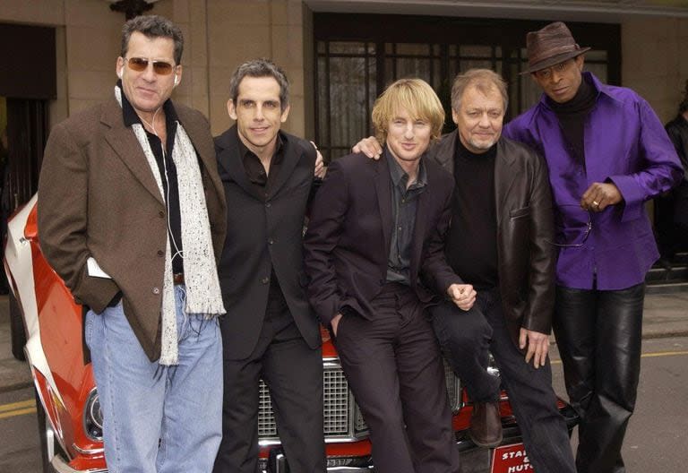 Los actores de la serie original Paul Michael Glaser, David Soul y Antonio Fargas, posan junto a los actores Ben Stiller y Owen Wilson durante la presentación de la película Starsky y Hutch en marzo de 2004