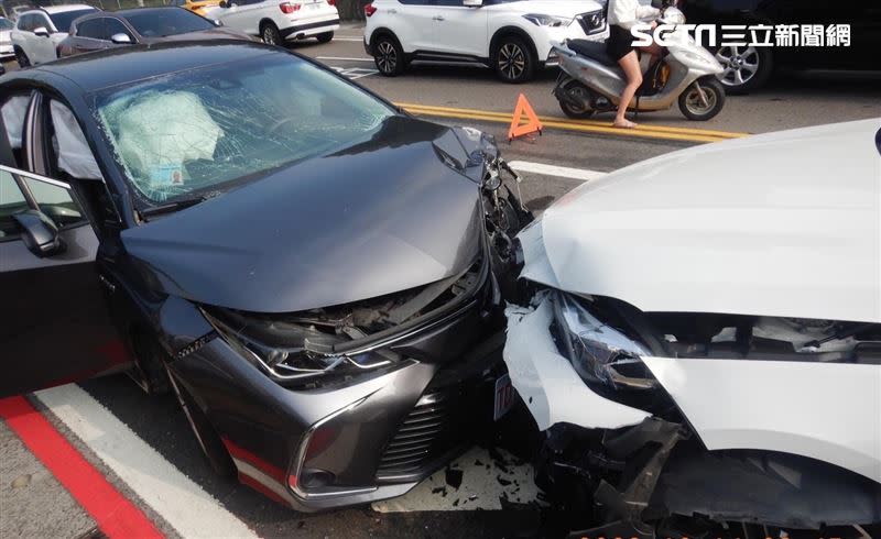 正妹駕駛的自小客車左偏開向對向車道，撞上計程車後才停下。（圖／翻攝畫面）