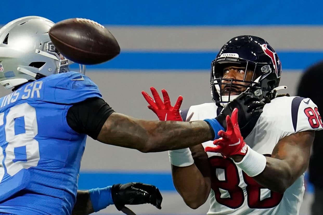 Houston Texans tight end Jordan Akins (88), defended by Detroit Lions outside linebacker Jamie Collins (58), is unable to make the catch on Nov. 26, 2020, in Detroit.