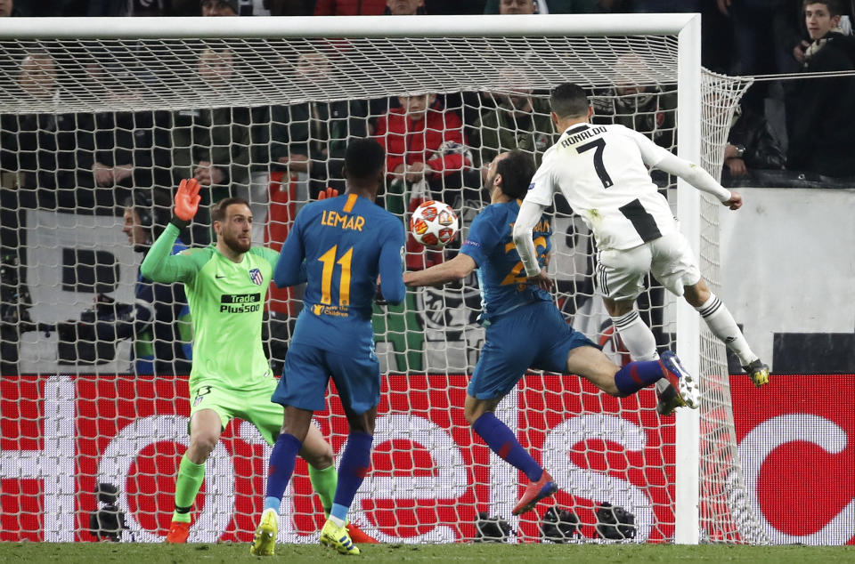 Juventus' Cristiano Ronaldo, right, scores the opening goal during the Champions League round of 16, 2nd leg, soccer match between Juventus and Atletico Madrid at the Allianz stadium in Turin, Italy, Tuesday, March 12, 2019. (AP Photo/Antonio Calanni)