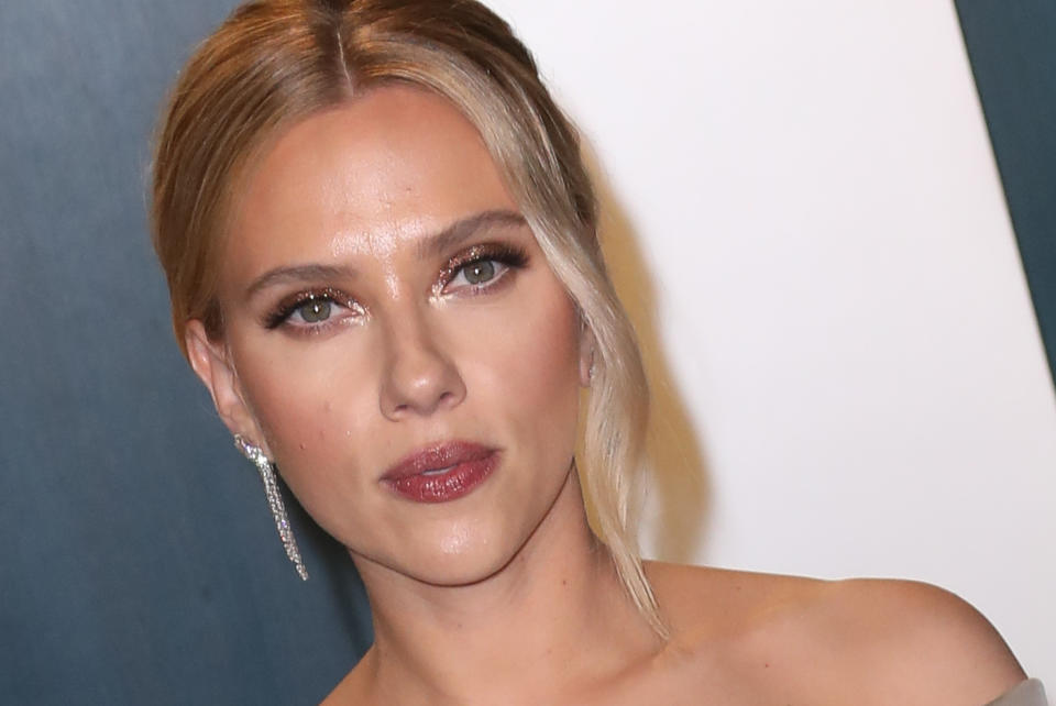 BEVERLY HILLS, CALIFORNIA - FEBRUARY 09:  Scarlett Johansson attends the 2020 Vanity Fair Oscar Party at Wallis Annenberg Center for the Performing Arts on February 09, 2020 in Beverly Hills, California. (Photo by Toni Anne Barson/WireImage)