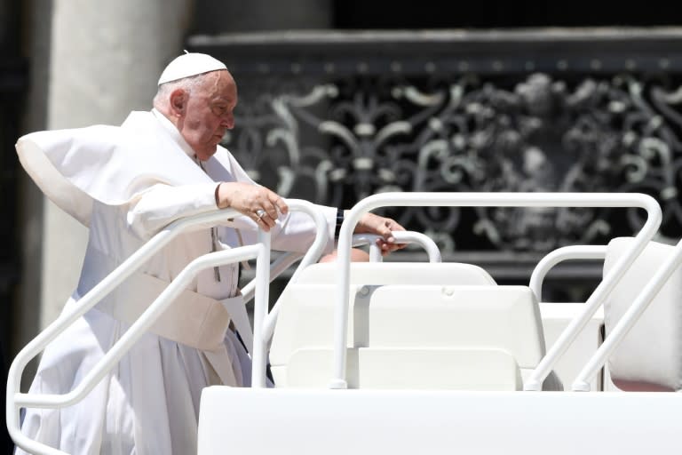El papa Francisco se sube en el 'papamóvil' al término de su audiencia general semanal, en El Vaticano, el 12 de junio de 2024 (Isabella Bonotto)