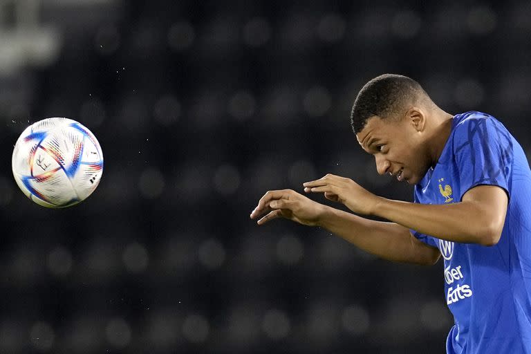 Kylian Mbappé, la llave del gol francés, durante el penúltimo entrenamiento antes del partido con Inglaterra, por los cuartos de final de Qatar 2022