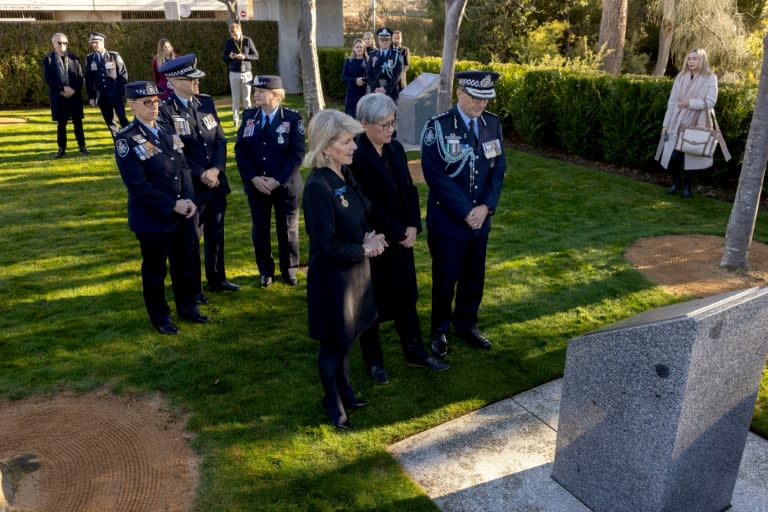 La ministra de Exteriores de Australia, Penny Wong (c), y su antecesora Julie Bishop, y el comisionado de la Policía Federal, Reece Kershaw, recuerdan a las víctimas del vuelo MH17, abatido en Ucrania, el 17 de julio de 2024 en Canberra (Handout)