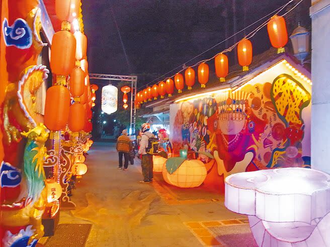 雲林縣北港燈會巷弄燈區擴大範圍，漫步老街感受歷史人文。（張朝欣攝）