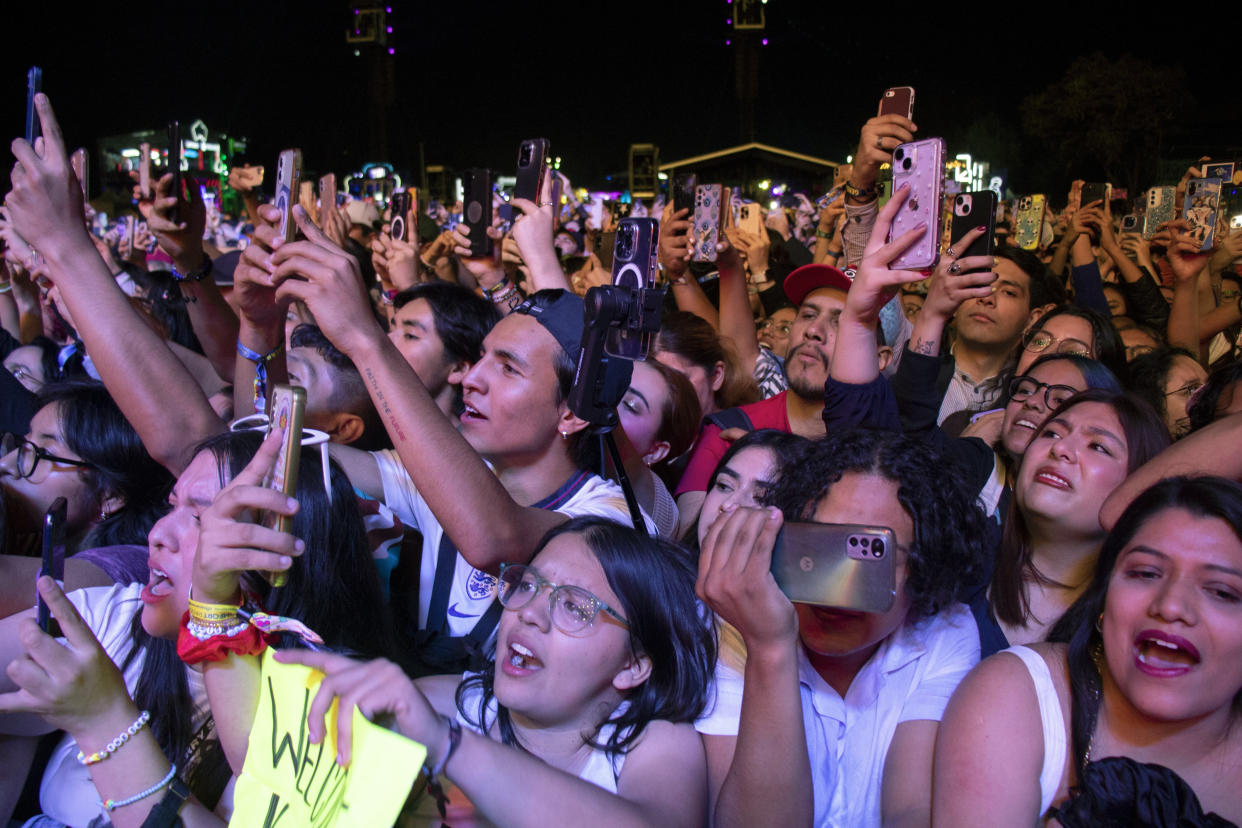 Fans celebran a la banda británica Metronomy durante su concierto en el festival Corona Capital en la Ciudad de México, el sábado 19 de noviembre de 2023. (Foto AP/Alejandro Godinez)