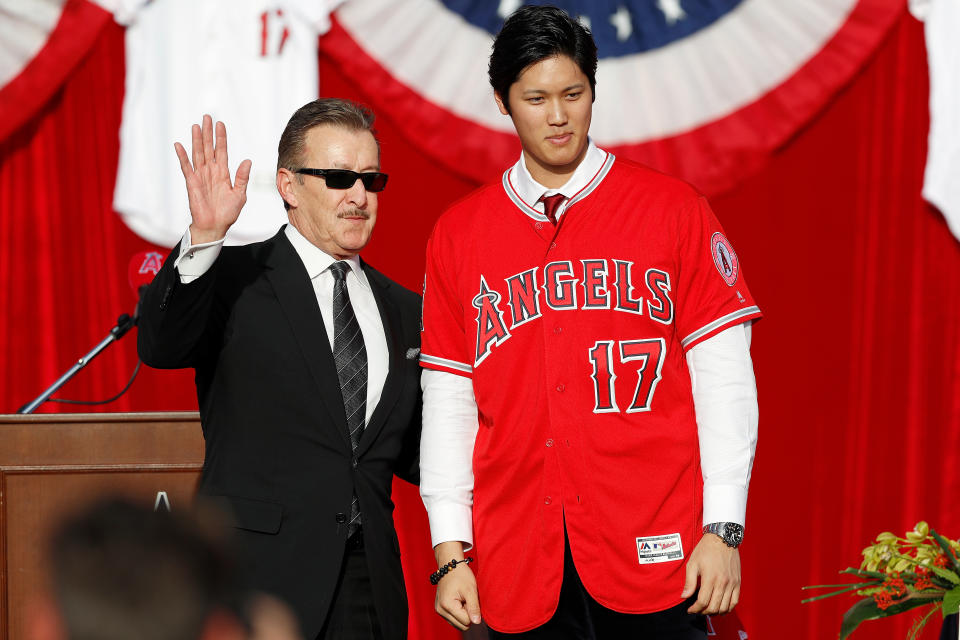 2017年大谷翔平在簽約記者會中，和洛杉磯天使老闆Arte Moreno合影畫面。（MLB Photo by Josh Lefkowitz/Getty Images）