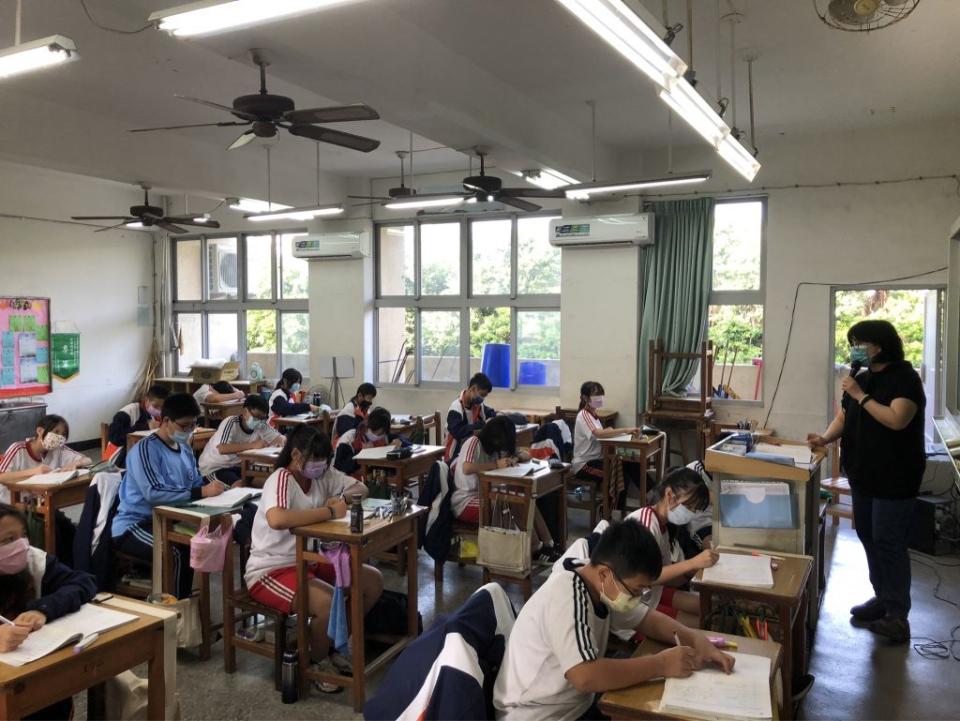 台南市所屬學校及幼兒園的老師補休期限從一年延長至兩年。（記者施春瑛攝）