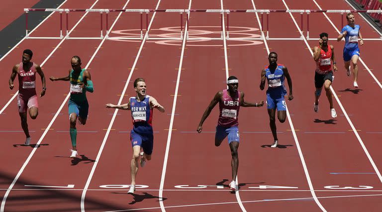 Karsten Warholm, de Noruega, tercero a la izquierda, celebra mientras gana la medalla de oro por delante de Rai Benjamin, de Estados Unidos, en la final de los 400 metros con vallas.