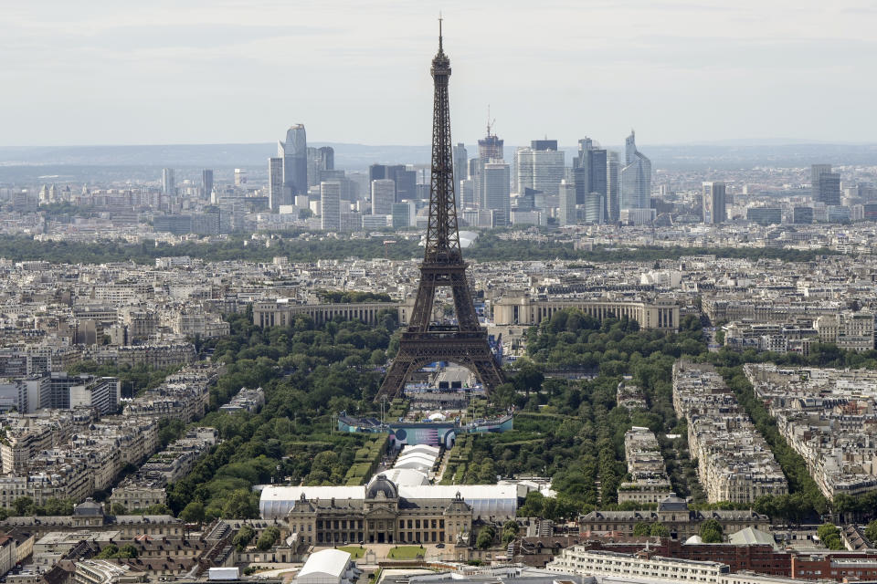 El Campo de Marte, a los pies de la Torre Eiffel, antes de la ceremonia inaugural de los Juegos Olímpicos de París, jueves 25 julio de 2024. (AP Foto/Martin Meissner)