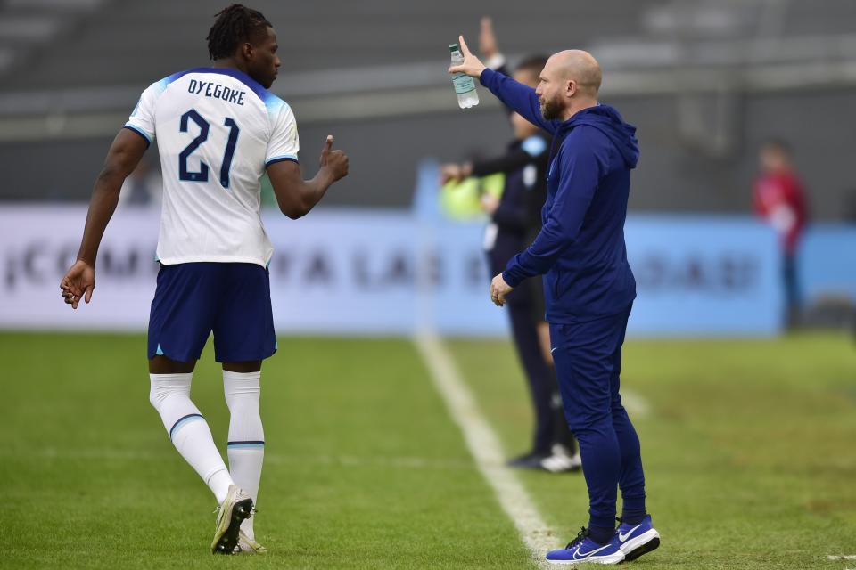 England's Daniel Oyegoke, left, receives instructions from his coach Ian Foster during a FIFA U-20 World Cup Group E soccer match against Tunisia at Diego Maradona stadium in La Plata, Argentina, Monday, May 22, 2023. (AP Photo/Gustavo Garello)