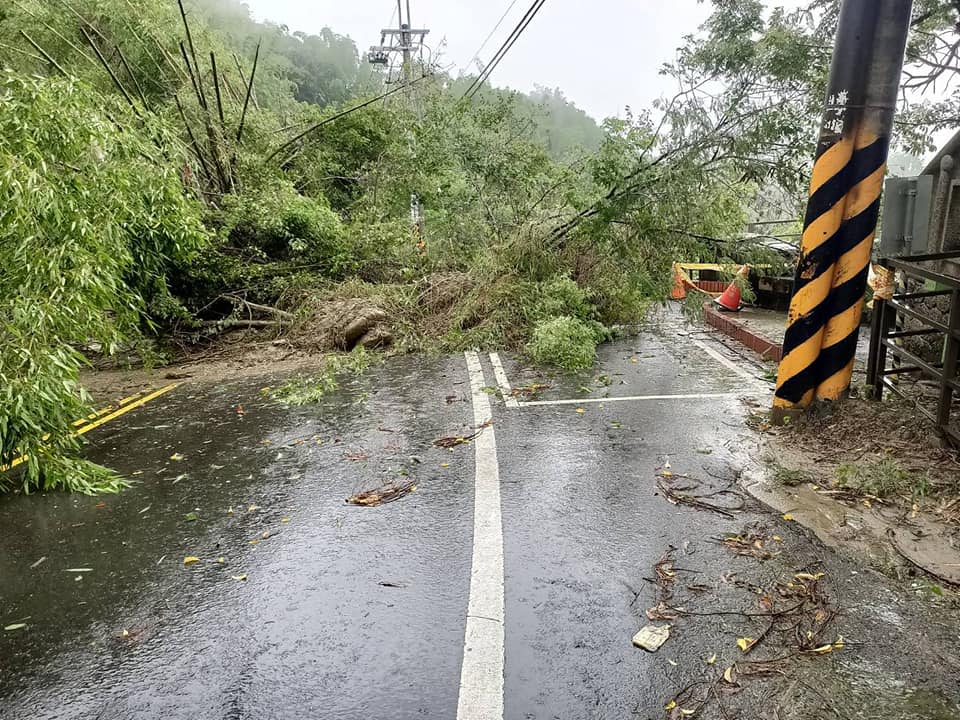 因大雨影響，台南左鎮地區有多處坍方、樹倒、淹水、橋沒等狀況發生。   圖：翻攝我愛左鎮臉書粉專