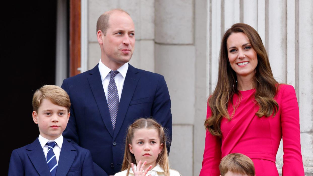 LONDON, UNITED KINGDOM - JUNE 05: (EMBARGOED FOR PUBLICATION IN UK NEWSPAPERS UNTIL 24 HOURS AFTER CREATE DATE AND TIME) Prince George of Cambridge, Prince William, Duke of Cambridge, Princess Charlotte of Cambridge, Prince Louis of Cambridge and Catherine, Duchess of Cambridge stand on the balcony of Buckingham Palace following the Platinum Pageant on June 5, 2022 in London, England. The Platinum Jubilee of Elizabeth II is being celebrated from June 2 to June 5, 2022, in the UK and Commonwealth to mark the 70th anniversary of the accession of Queen Elizabeth II on 6 February 1952. (Photo by Max Mumby/Indigo/Getty Images)