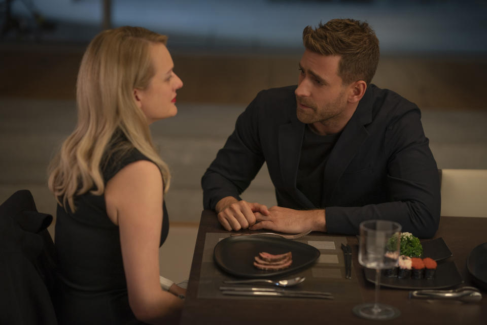Cecilia (Elisabeth Moss) and Adrian (Oliver Jackson-Cohen) in 
