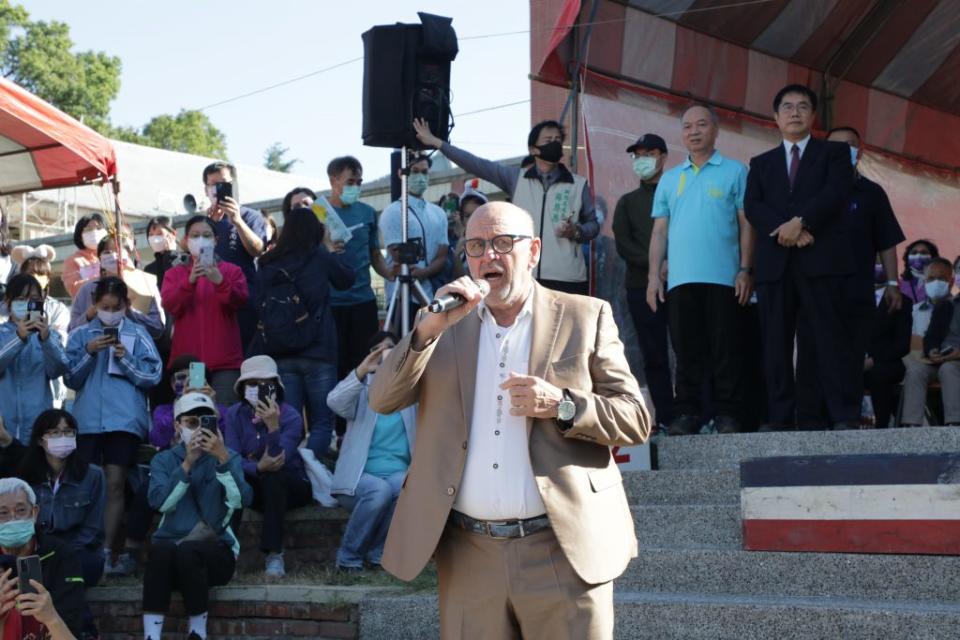 荷蘭歌手馬丁賀肯斯受市長黃偉哲之邀，到台南女中校慶活動上獻唱。（記者施春瑛攝）