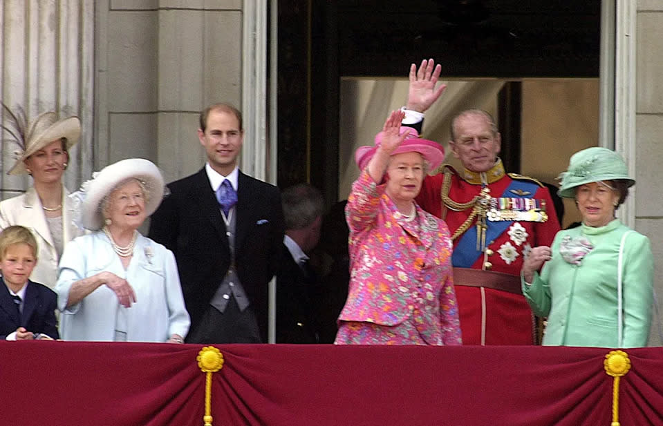 <p>Die Queen winkt, als sie Mitgliedern der königlichen Familie die erste „Trooping the Colour“-Zeremonie des 21. Jahrhunderts verfolgt. (AFP/Getty Images)</p> 