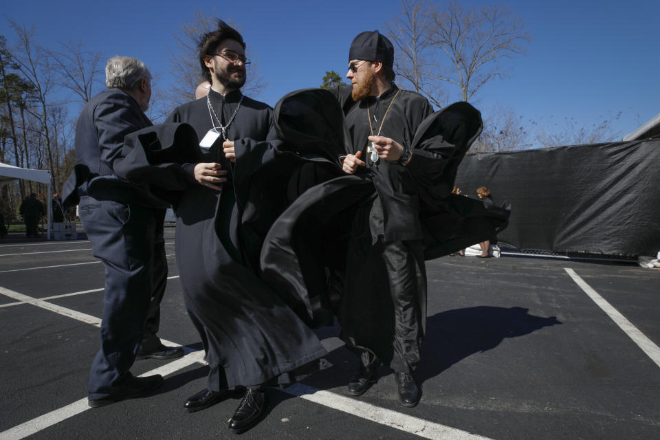 <p>Russian Orthodox priests father Ioann Kopeykin and father Philaret Bulekov (R), both from Moscow, arrive to attend the funeral service for U.S. evangelist Billy Graham at the Billy Graham Library in Charlotte, N.C., March 2, 2018. (Photo: Jonathan Drake/Reuters) </p>