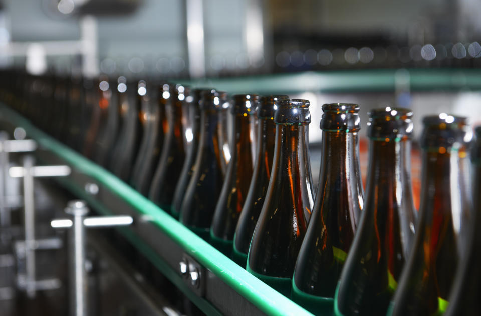 Glasflaschen sind oft kleiner - und schwerer - als PET-Einwegflaschen und das ist ihr ökologischer Nachteil. (Symbolbild: Getty Images)