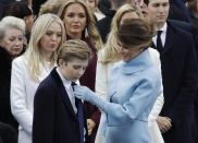 <p>Vor Papas großem Auftritt richtet Melania Trump Sohn Barron noch schnell die Krawatte (Bild: AP Photo/Patrick Semansky) </p>