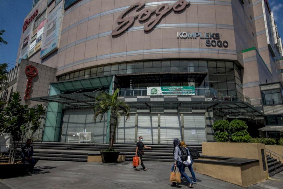 A general view outside Sogo complex during the three-day closure rule for premises flagged as potential hotspots under the government’s Hotspot Identification for Dynamic Engagement (HIDE) system in Kuala Lumpur, May 9, 2021. — Picture by Firdaus Lati