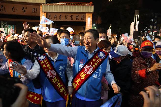 楊文科在竹東舉辦選前之夜，進場前接受民眾歡呼。（邱立雅攝）