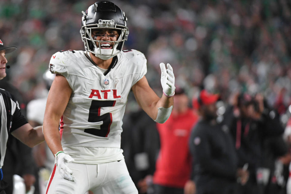 16 september 2024; Philadelphia, Pennsylvania, VS; Atlanta Falcons wide receiver Drake London (5) viert zijn touchdown-vangst laat in het vierde kwartaal tegen de Philadelphia Eagles op Lincoln Financial Field. Verplichte credit: Eric Hartline-Imagn Images