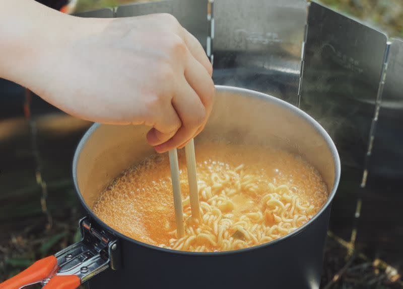 ▲原PO好奇泡麵的油包該怎麼處理，貼文一出，也有內行人分享「神級吃法」，大讚「超香」、「好吃到哭」。（示意圖／取自unsplash）