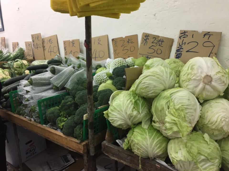 台北果菜批發市場穩定春節菜價，傳統市場高麗菜一顆從十日的八十五元，十五日降到七十二元，回跌十三元。(中央社)