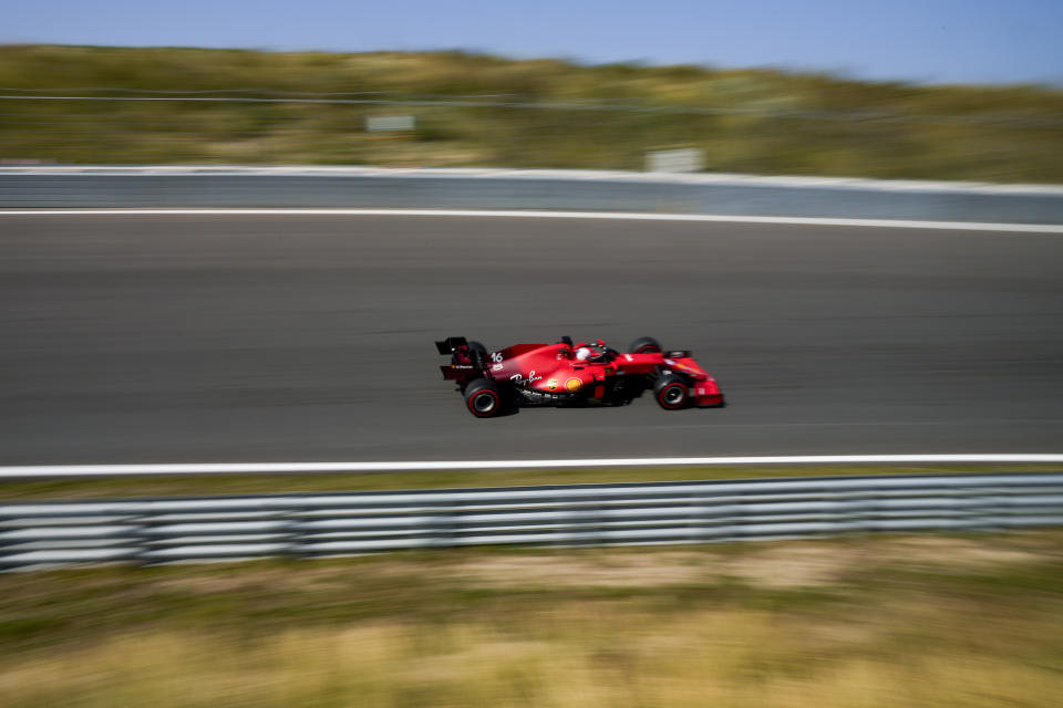 El piloto Charles Leclerc, de Ferrari, conduce en la primera sesión de práctica para el Gran Premio de Holanda de la Fórmula Uno, en el circuito de Zandvoort, Holanda, el viernes 3 de septiembre de 2021. (AP Foto/Francisco Seco)